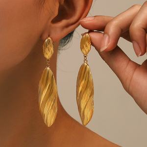 Boucles d'oreilles vintage en acier inoxydable plaqué or 18 carats, hypoallergéniques, à rayures brossées, bijoux statement pour femmes - Product Image 1