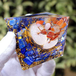 Ornement en cube d'époxy cristallin avec inclusions de lapis-lazuli et d'agate, décoration d'intérieur, artisanat de bureau, cadeau - Product Image 1