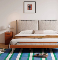 Lit plateforme rembourré en tissu texturé, base en bois massif à profil bas, tête de lit avec passepoil contrastant, pieds en métal, OEM personnalisé