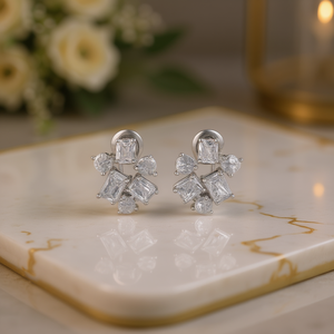 Orecchini a lobo classici da donna in oro bianco con diamante taglio Princess e montatura a griffe geometrica, gioielli raffinati per matrimonio - Product Image 2