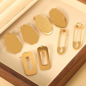 Boucles d'oreilles pendantes minimalistes en forme de serpent ajouré et de fleurs, grandes, pour femmes, en acier inoxydable plaqué or 18 carats, inaltérables - Product Image 4