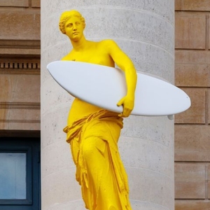Sculpture sportive géométrique en fibre <span class=keywords><strong>de</strong></span> verre, résine et acier inoxydable, design professionnel personnalisé pour la décoration des stades - Product Image 1