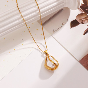 Collar de Acero Inoxidable y Titanio con Colgante de Perla de Imitación Barroca, Chapado en Oro de 18k, para Uso Diario - Product Image 1