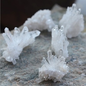 2-8 cm Naturel Brésilien Clair <span class=keywords><strong>Quartz</strong></span> Cluster de <span class=keywords><strong>Cristal</strong></span> Blanc en gros - Product Image 1