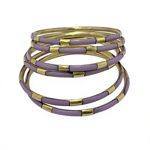 Bracelets décoratifs classiques en résine et laiton poli faits à la main pour mariage unisexe - Product Image 1