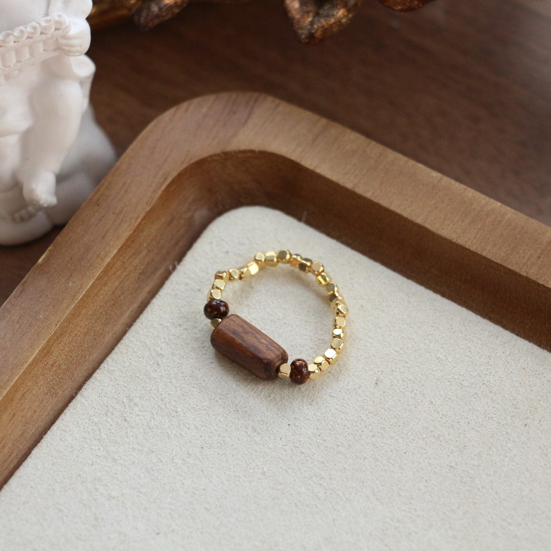 Bague en perles de bois carrées