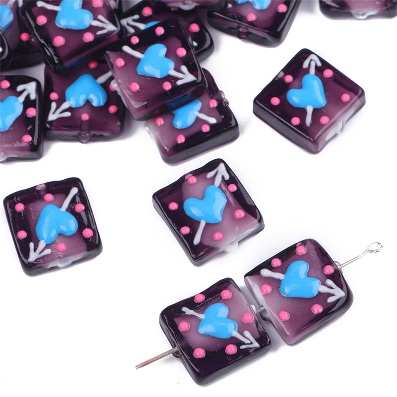 Base morada con corazón azul.