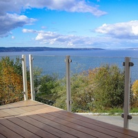 Poteau de balustrade moderne en acier inoxydable anti-rouille avec verre trempé pour escaliers en pente et villas