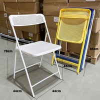 Chaise pliante, tabouret, mobilier de restaurant, usage extérieur et domestique, dossier creux, assise décontractée, design moderne et minimaliste, en plastique