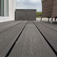 Planches de terrasse carrées en WPC brossé avec installation par clips, surface imperméable à l'eau à effet bois pour extérieur