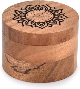 <span class=keywords><strong>Portaspezie</strong></span> in <span class=keywords><strong>legno</strong></span> di Acacia scatola di sale da cucina con fiore inciso sul coperchio con coperchio <span class=keywords><strong>girevole</strong></span> magnetico - Product Image 1