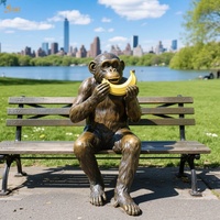 Parc de la ville en plein air personnalisé décor au bord du lac moderne grande coulée en Bronze taille réelle Squat banc mange banane singe Sculpture en Bronze