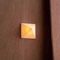 Suspension géométrique pyramidale en acrylique style nordique, jaune moutarde, design moderne pour salle à manger et cuisine