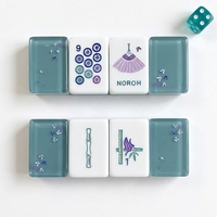 Tuiles de Mahjong américaines personnalisées en acrylique, modernes et luxueuses, à trois couches, avec motifs floraux et papillons naturels, et dos bleu transparent