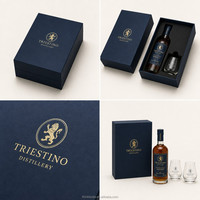 Coffret Cadeau Whisky Professionnel Bleu Marine avec Logo Lion Doré, Bouteille Single Malt et Verre, Insert en Mousse Personnalisé – Édition Maître