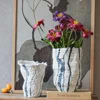 Vase en céramique rustique fait main avec des rayures bleues verticales texturées, décoration d'intérieur pour fleurs séchées et centre de table