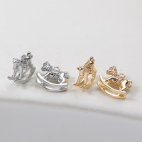 Collier pendentif unisexe en forme d'animal cheval à bascule rétro plaqué or 18 carats tendance mode à la vente chaude Accessoires de bricolage