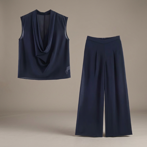 Conjunto de dos piezas para mujer: top elegante sin mangas con cuello en V y pantalones plisados de cintura media en tela crepé azul marino - Product Image 3