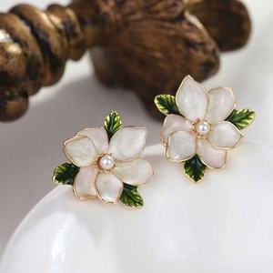 Pendientes de Aleación con Diseño de Flor de Gardenia y Perla Esmaltada, Estilo Francés Versátil, Personalizados, para Mujer - Product Image 5