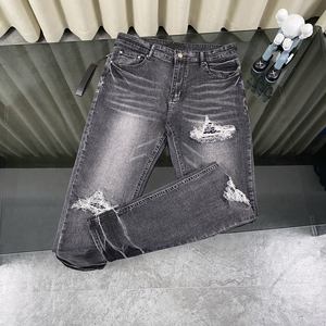 กางเกงยีนส์สกินนี่สีดำเทาแบบวอช แบรนด์ Amiri พร้อมลายปะติดดาวสีดำและดีเทลขาดๆ - Product Image 1