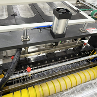 Machine à fabriquer des sacs en polyéthylène PP avec ligne d'insertion, de découpe et de couture de film PE pour sacs tissés
