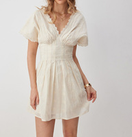 Mini-robe beige à broderie anglaise et dentelle, robe courte d'été pour femme à col en V, buste froncé et coupe trapèze, idéale pour la plage