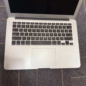 MacBook <span class=keywords><strong>Air</strong></span> <span class=keywords><strong>2017</strong></span> รุ่น A1466 ซีพียู i5 แรม 8GB SSD 256GB คีย์บอร์ดเกาหลี ดูอัลคอร์ ตัวเครื่องโลหะ คุ้มค่าคุ้มราคา แล็ปท็อปมือสอง - Product Image 6