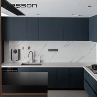 Meubles de cuisine modulaires bleus, ensemble de meubles de cuisine modernes avec panneaux en mélamine et évier en acier inoxydable, armoires basses