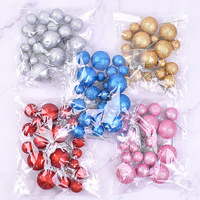 Décorations de gâteaux avec des boules dorées et argentées, décorations de table pour fêtes d'anniversaire, macarons ronds colorés.
