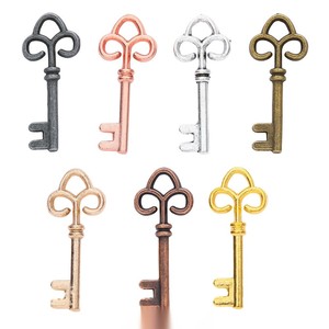 Pendentif clé squelette motif trèfle à trois feuilles en alliage <span class=keywords><strong>de</strong></span> zinc bronze antique pour décoration <span class=keywords><strong>de</strong></span> carte d'invitation <span class=keywords><strong>de</strong></span> mariage - Product Image 1