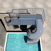 Escalier en colimaçon moderne en métal pour extérieur, avec rampe verticale en acier inoxydable