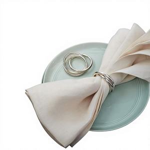 Anneau de serviette de table rustique décoratif en aluminium martelé, fait main, écologique, élégant, accessoire de table de ferme pour la salle à manger - Product Image 1