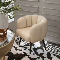 Chaise de canapé simple de haute qualité avec cadre en bois massif tufté couleurs disponibles pour l'utilisation de vanité de loisirs de salon à la maison