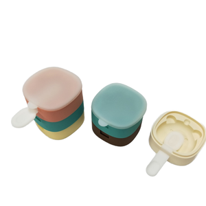 Verfijnde fabrieksvoedselveilige schattige ijslollyvormpjes antiaanbak siliconen vriesbak met deksel mini berenpootvormige ijsmaker - Product Image 4