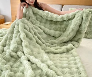 Edredón de cordero de poliéster de invierno grueso extra grande 200*230cm manta cálida de piel cómoda edredón extra grande - Product Image 1