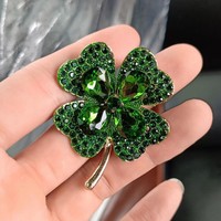Broche trèfle à quatre feuilles en strass tendance pour femme, élégante broche porte-bonheur avec base en alliage et cristaux pour costume ou accessoire d'écharpe