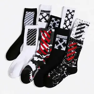 Sifot toptan özel pamuk orta tüp marka moda logosu ile spor çorapları desen sokak giyim Hip Hop çorap siyah