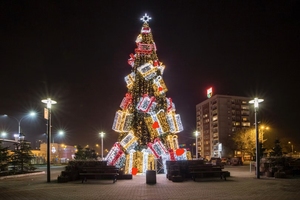 Árbol de Navidad Artificial con Luces LED para Exteriores, Personalizable, IP65, Decoración Navideña con Opciones de Color Personalizadas para el Hogar y el Jardín - Product Image 1