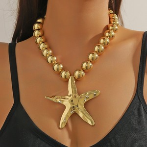 Collar con Colgante de Perlas Estilo Vacaciones en la Playa - Diseño Retro Inspirado en Perlas con Dijes de Estrella de Mar y Concha Marina - Product Image 4