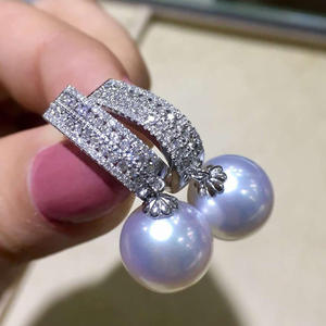 Pendientes de Perlas Akoya Blancas E2438 con Engaste de Oro de 18K, Perla Cultivada Redonda AAA, Estilo Clásico para Boda - Product Image 4