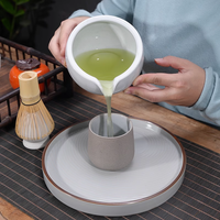 Ensemble fouet et bol avec bec verseur fait à la main personnalisé ensemble de fouet matcha en céramique effet encre mouchetée foncée émaillée par transmutation