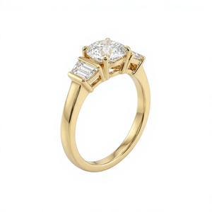 Anillo de Compromiso de Tres Piedras con Diamantes Cultivados en Laboratorio, Corte Redondo y Baguette Cónico, Oro Amarillo de 14K, Peso Total de Diamantes de 2.05 CT - Product Image 3