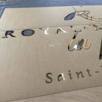 Lettres en métal massif en acier inoxydable 316, miroir or titane de 3 mm d'épaisseur, signalétique fiable pour les commandes régulières des showrooms de détail