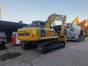 Les basses heures de travail ont employé l'excavatrice hydraulique de chenille de KOMATSU PC220 avec l'état de fonctionnement parfait Komatsu PC220 en vente - Product Image 2