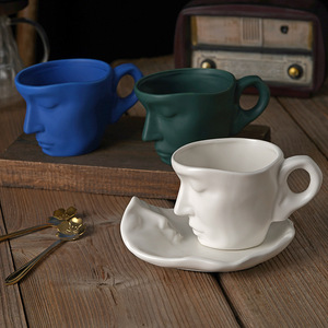 Tasse à café en céramique 260 ml avec motif abstrait créatif visage et baiser, avec anse, soucoupe et cuillère, coffret cadeau - Product Image 3