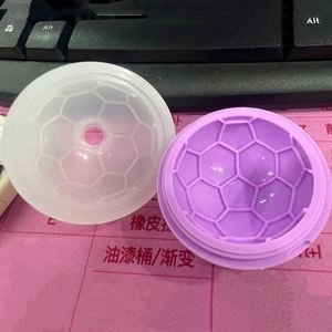 Moule à glaçons en silicone 3D en forme de ballon de football avec logo personnalisé, pour cocktails glacés, bourbon, brandy, whisky - Product Image 3