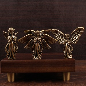 Ornement de table décoratif rétro en laiton Aile d'ange, statue religieuse de collection tendance - Product Image 2
