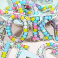 Patchs Alphabet en Perles et Strass Couleurs Assorties Prêts à l'emploi, Appliques Lettres à Coudre pour Décoration DIY Vêtements et Sacs, Vente en Gros