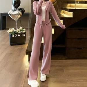 ชุดเซ็ต 2 ชิ้น เสื้อฮู้ดครอปทรงหลวมสไตล์ใหม่สำหรับผู้หญิง พร้อมกางเกงขายาวทรงหลวมผ่าปลายขา ชุดลำลองสไตล์สปอร์ตแฟชั่น - Product Image 4