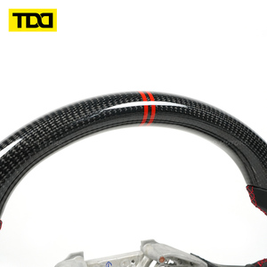 พวงมาลัยคาร์บอนไฟเบอร์แท้ TDD สำหรับ Nissan 400Z สีแดง พร้อมลายกลางสีแดงและตะเข็บสีแดง - Product Image 2